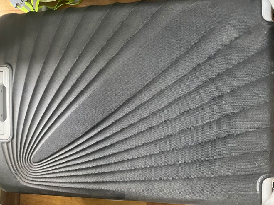 Чемодан почти новый