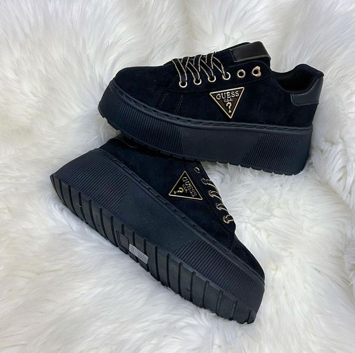 Adidași de vânzare