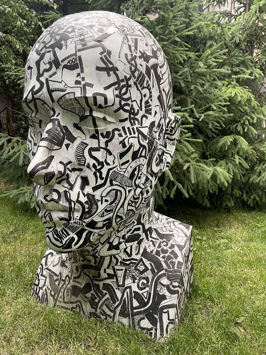 Portret din fibra de sticla pictat in stil doodle