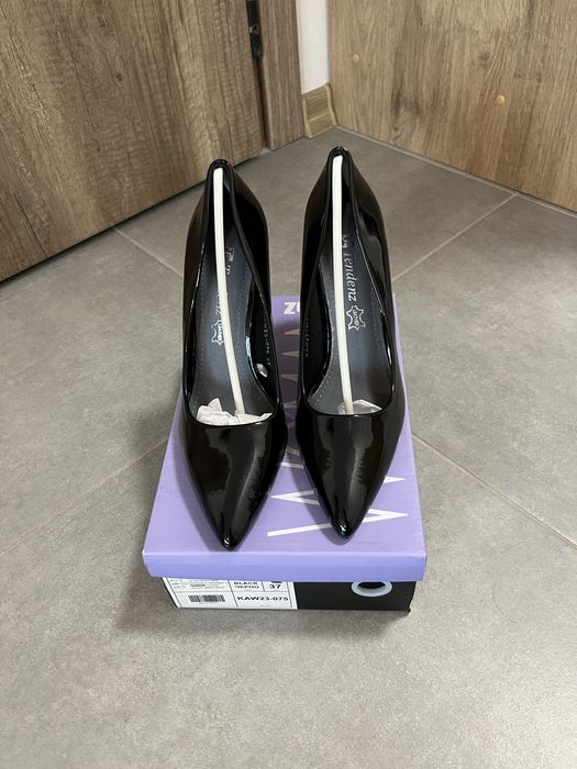 Черни лачени обувки на висок ток, размер 37