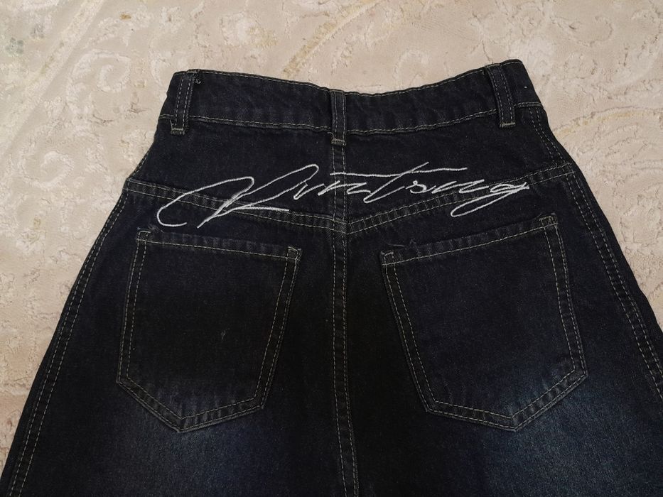 Джинсы с надписем