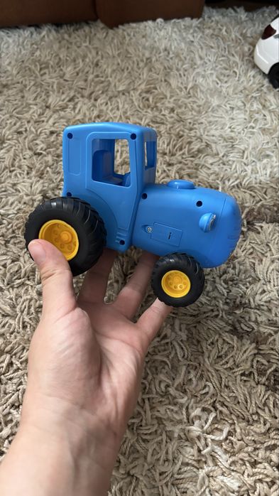 Продам игрушку синий трактор