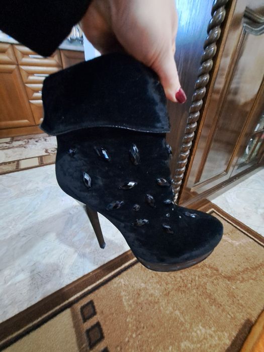 Два модела официални обувки