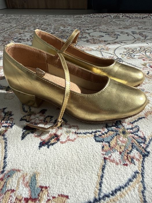 Туфли для танцев золотые.