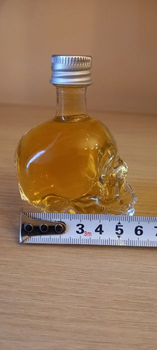 Стъклена бутилка череп