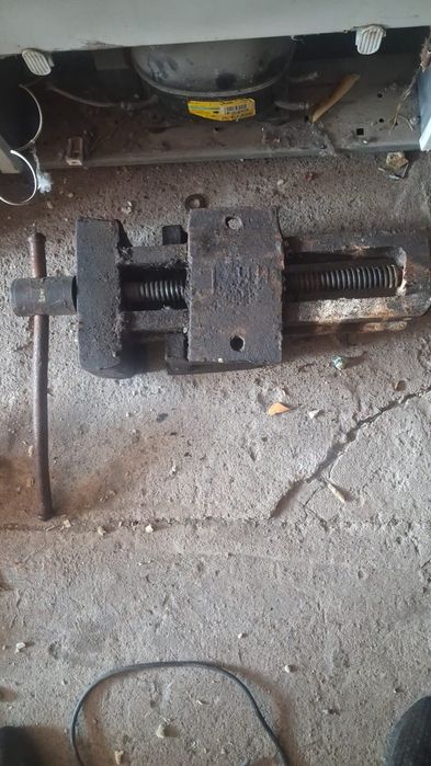 Продам тиски рабочие