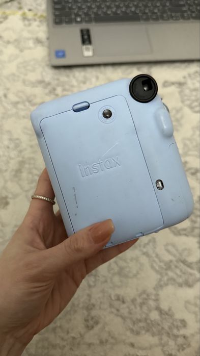 Instax mini 12 в голубом цвете