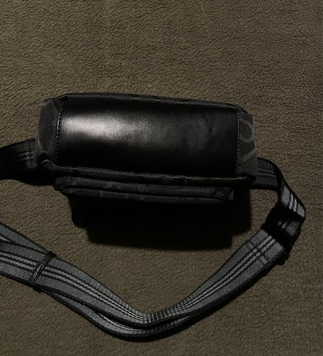 Черна чантичка Burberry – много екстри – стилен дизайн