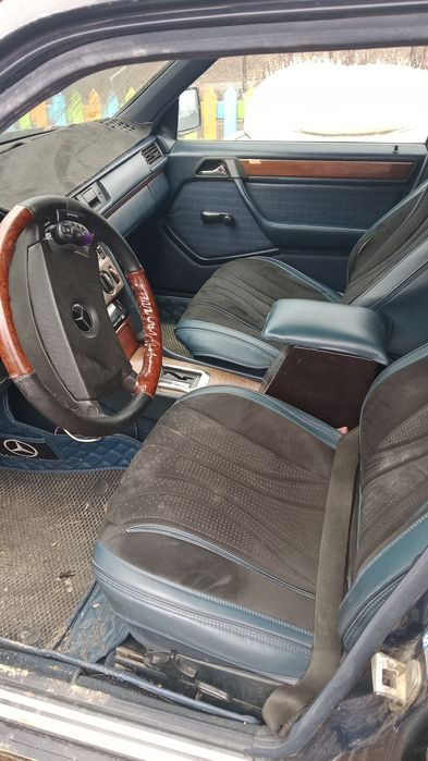 Машина Мерседес 124