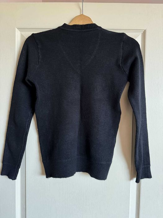 Пуловер с остро деколте