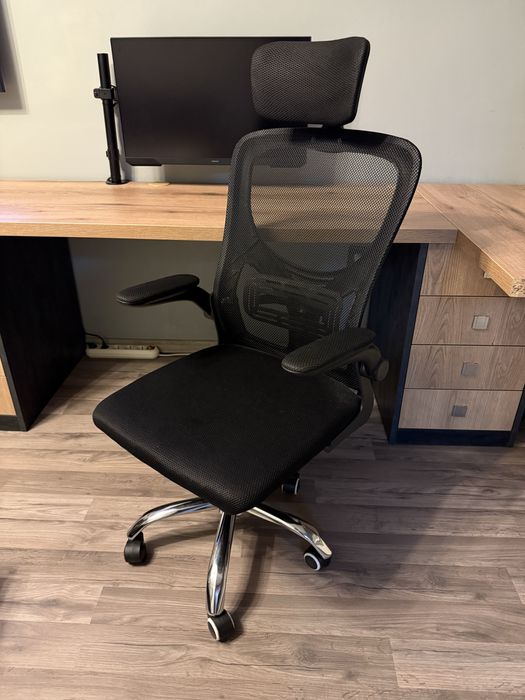 Удобен стол за офиса или дома така както за офис и за гейминг