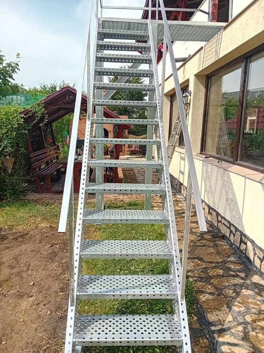 Scara metalica zincata  cu pod de odihna
