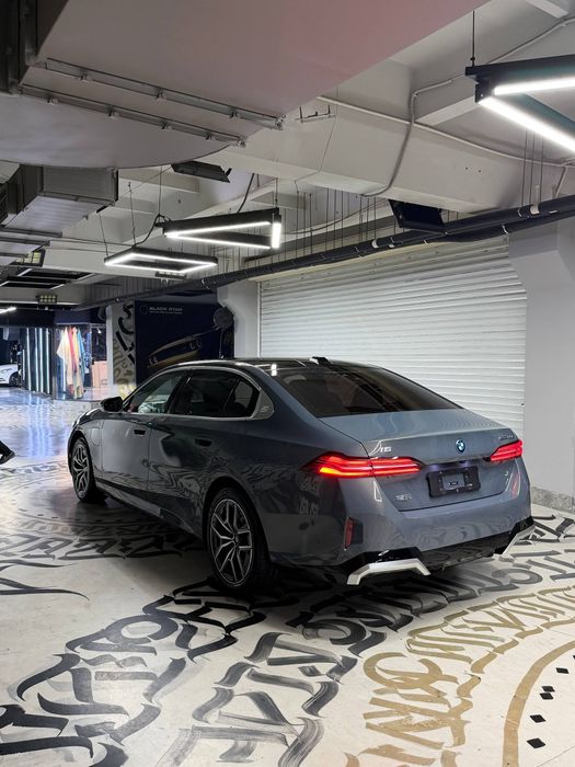 BMW i5 
MSport eDrive 35L