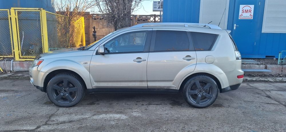 Vând Mitsubishi Outlander