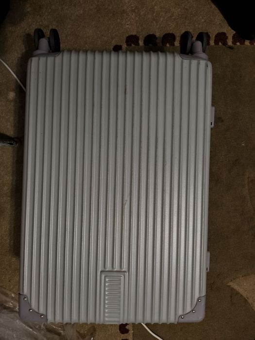 Чемодан серый 9000тг