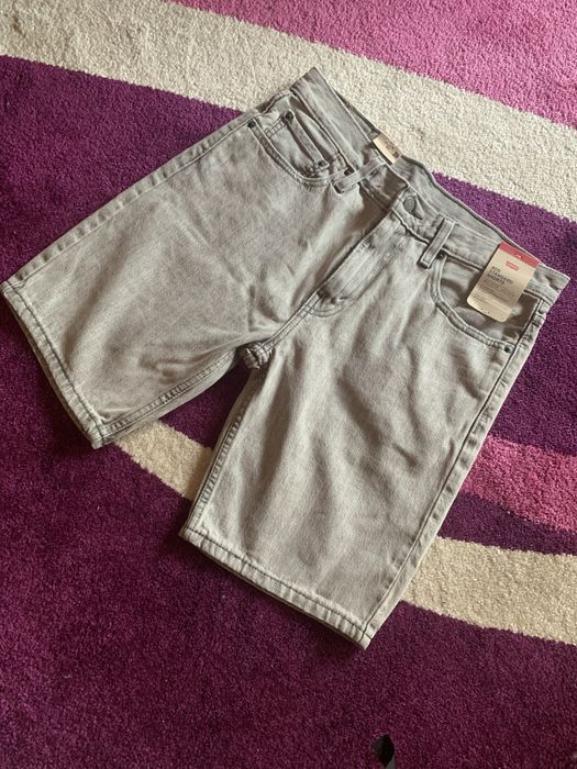 Продавам мъжки къси панталони Levi’s 405