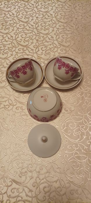 Чашки и блюдца от сервизов .