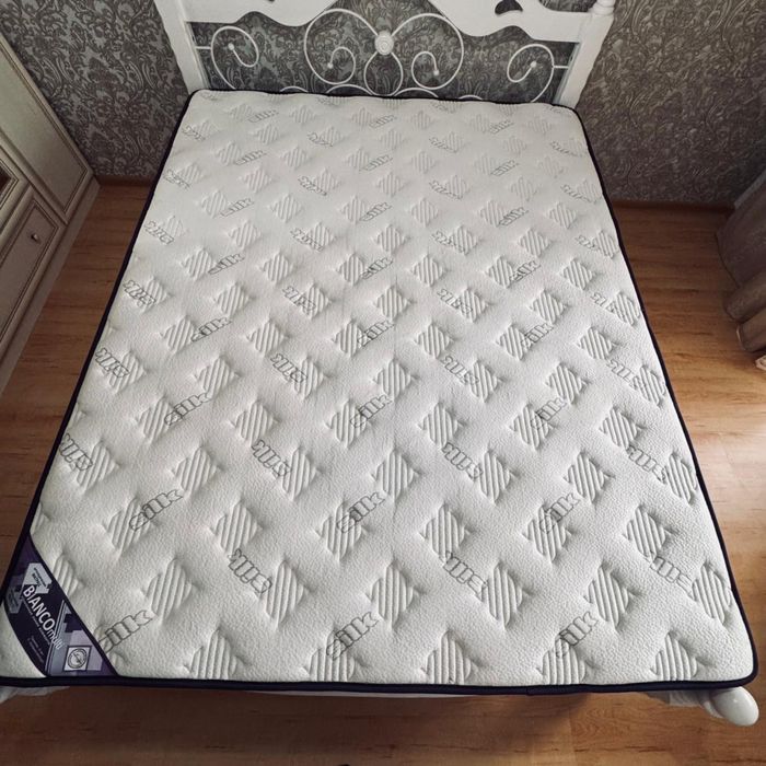 Продам кровать с матрацом