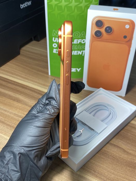 iPhone 17 Pro Max • 256 GB • Cosmic Orange