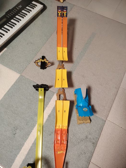 2 писти Hot wheels + една обикновена