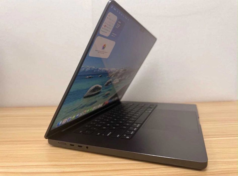 Macbook M4 Pro 16" - 24GB / 512GB / 50 цикъла / гаранция до Октомври