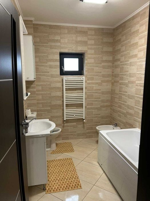Persoană fizică închiriez ap.cu 3 camere decomandat
