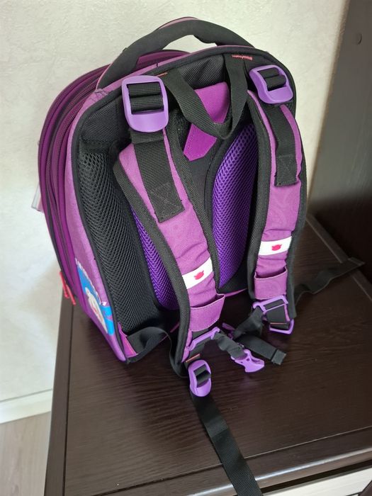 Школьный рюкзак (портфель]