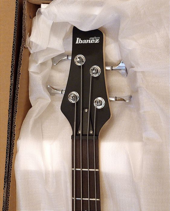 Бас-гитара Ibanez.