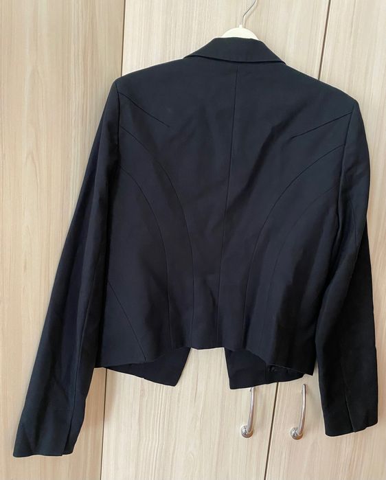 Елегантно черно сако с ципове на джобовете