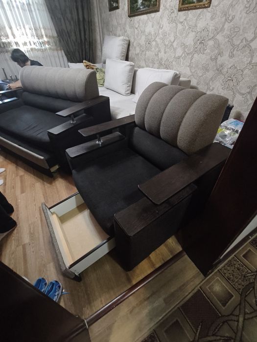 Угловой выкатной диван и кресло