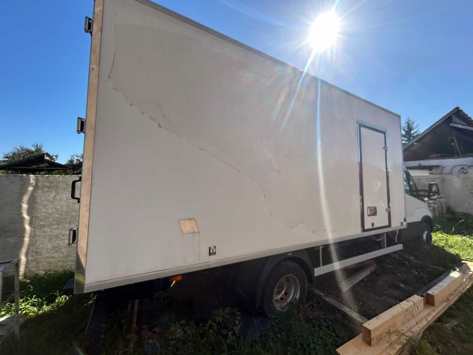 IVECO DAILY 70C16H 7.2T – 3.0 Diesel – BOX IZOTERM 5.2m – DOAR 300 KM