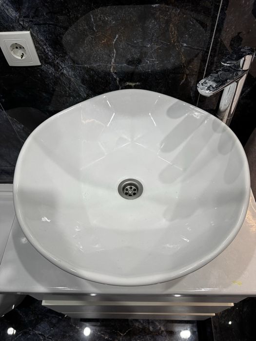 Смеситель Grohe, с раковиной и тумбой