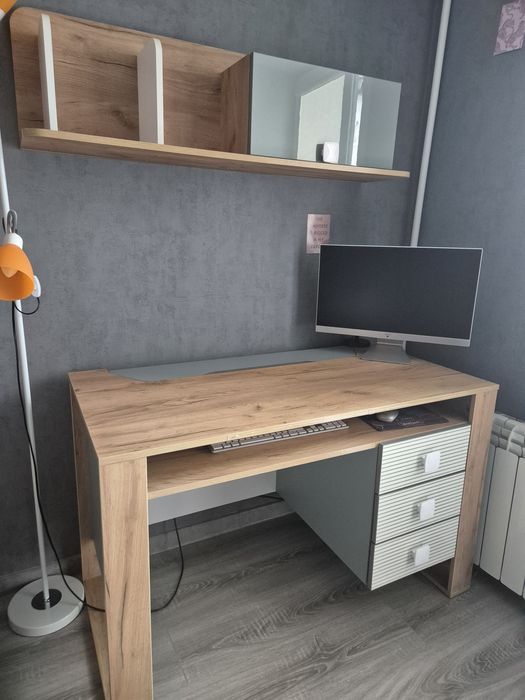 Стол письменный с полкой