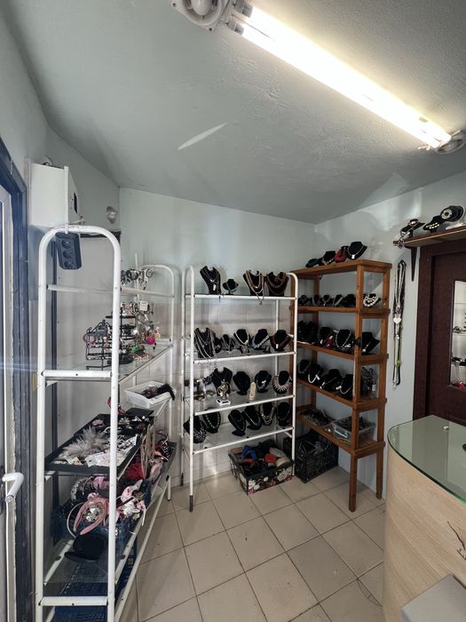 Продава магазин!