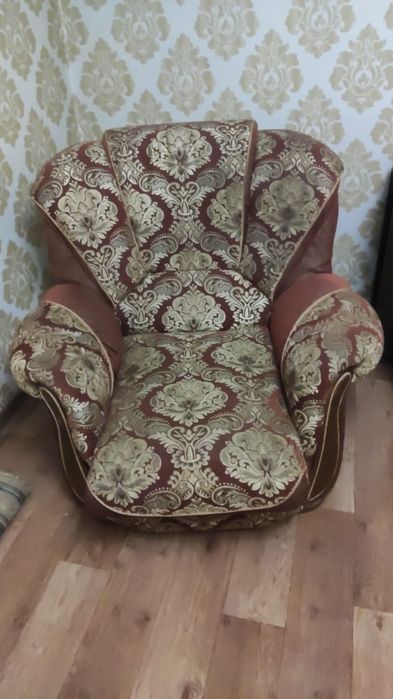 Продам б/у диван и два кресла.