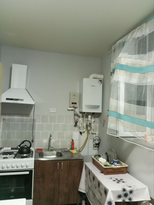 Продается 3 комнатная квартира. В центре янгибазара. Этаж 2.