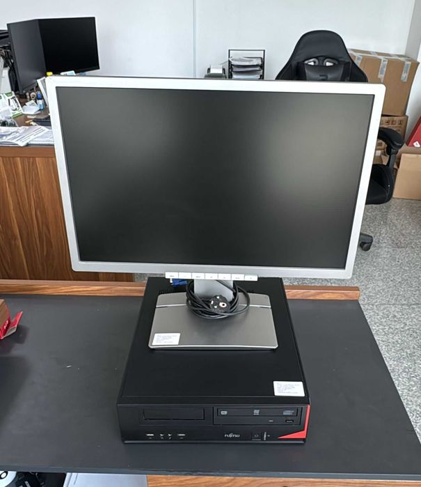 Set Calculator Fujitsu Esprimo E520 si monitor Fujitsu B22W-6, LED, 22 inch, i5-4570, 8 gb ram ddr3, SSD 240 GB, WIN 10 PRO, bonus tastatura si mouse