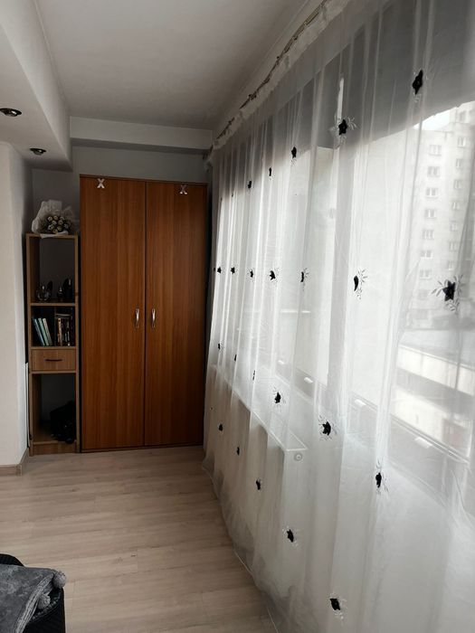 Camera de închiriat în apartament cu 2 camere