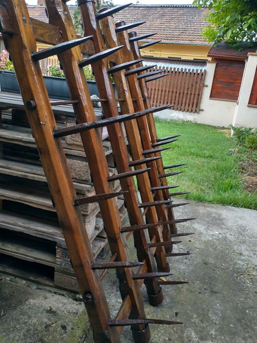 Grapă, ușă lemn,sabie, paloș.