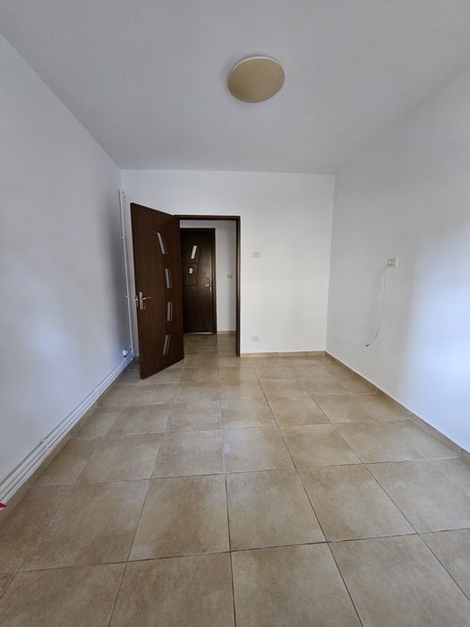 Inchiriez apartament