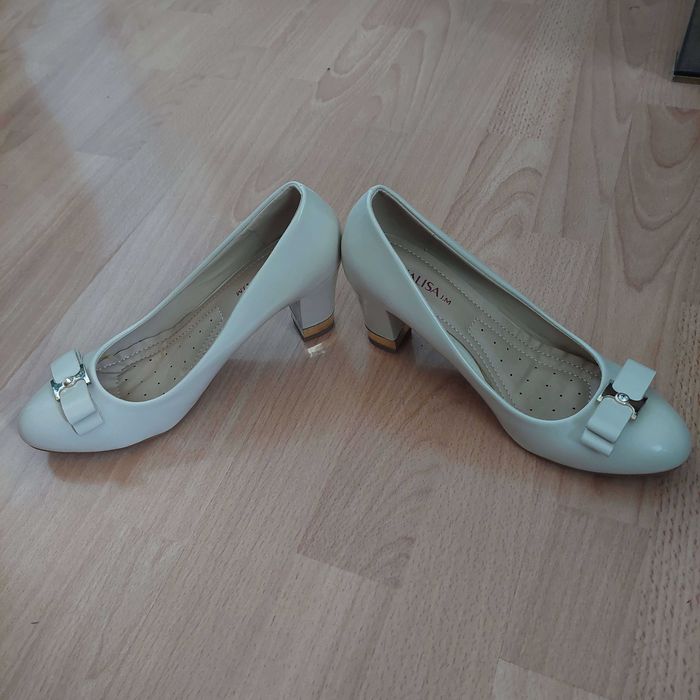 Чисто нови дамски обувки от еко кожа с комфортни стелки, номер 39