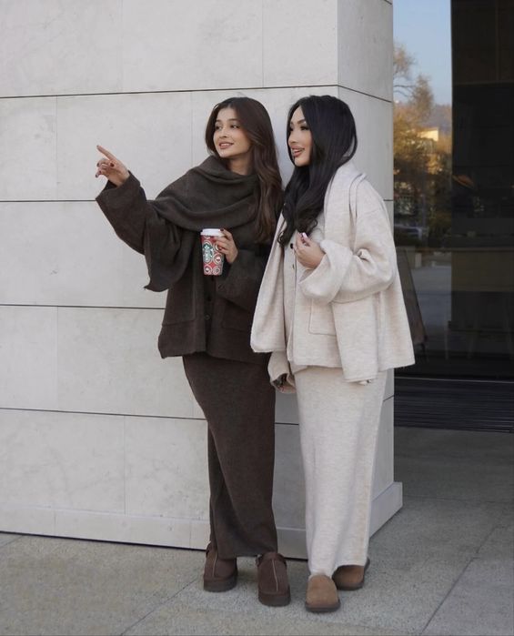 Коричневый тройка с шарфом