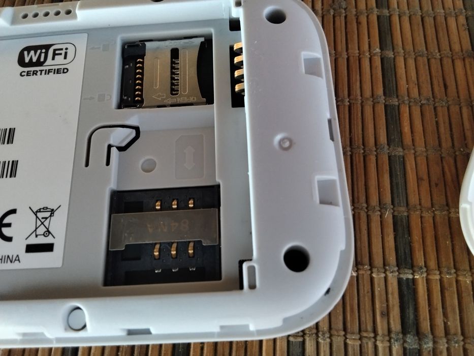 4G мини рутер- бисквитка за мобилен интернет със сим карти на YETTEL