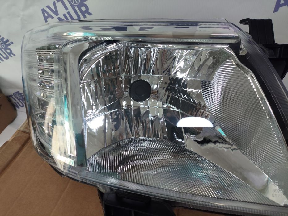 Хайлюкс фары передние