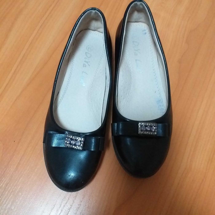 Продам туфли для девочки,размер 34,цена 2000тенге