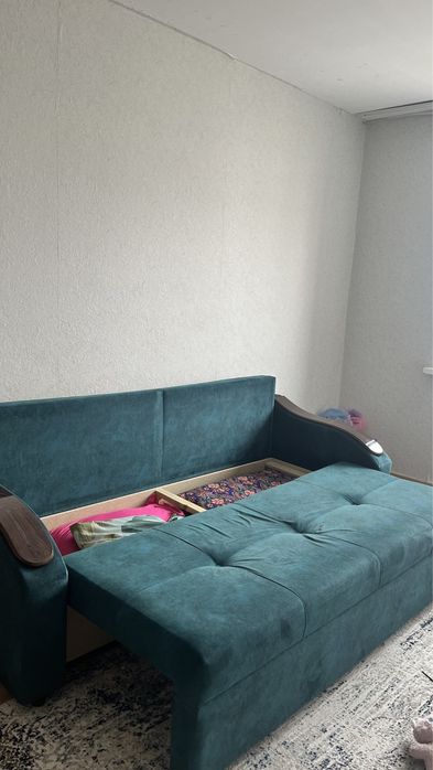 Диван зеленый.