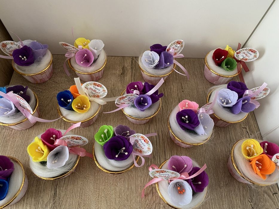 Декорации с цветя от филц- първи учебен ден