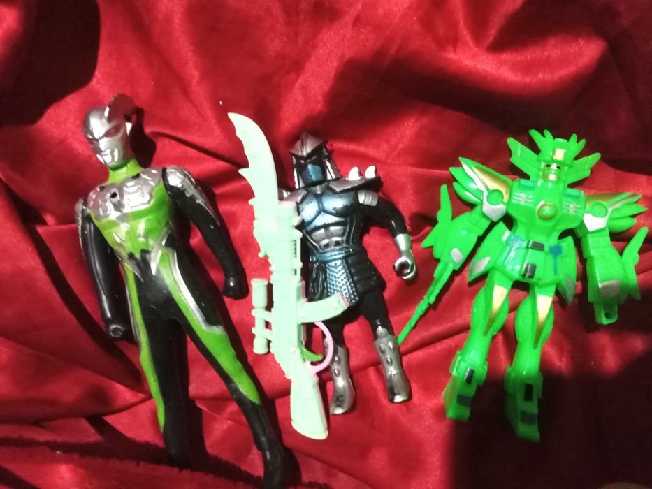 Цял лот от фигурки