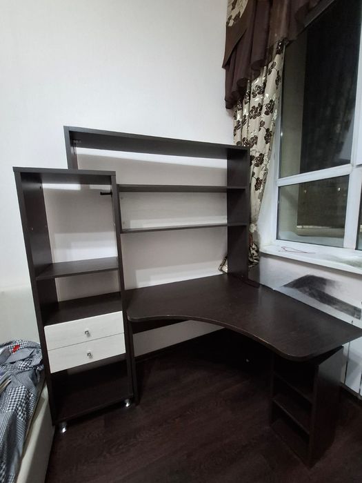 Письменный стол с надстройкой