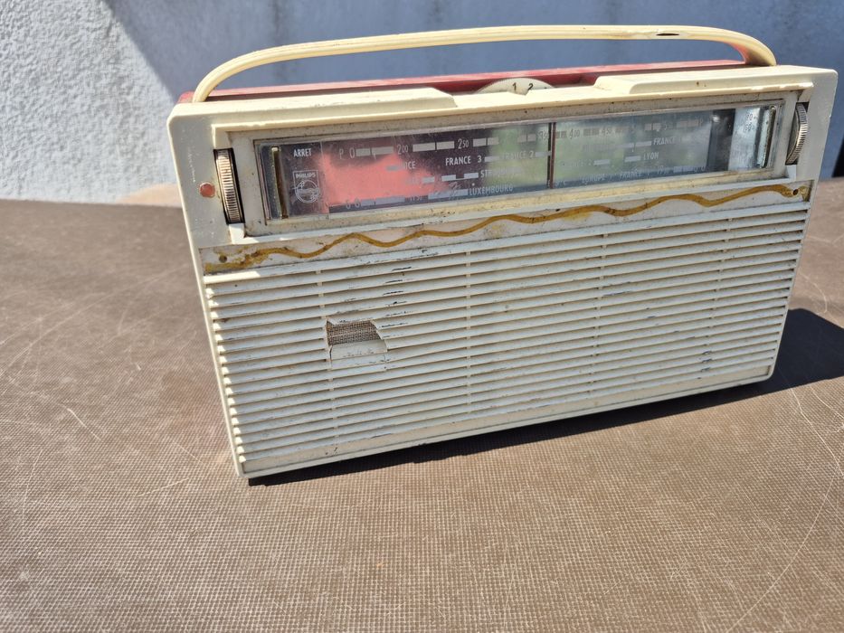 Vând Radio receptor portabil marca Philips,  made in holland 
In JAPAN 

- Carcasele prezinta uzura ,exfoliere,zgirieturi, bucati lipsa. 

- Report